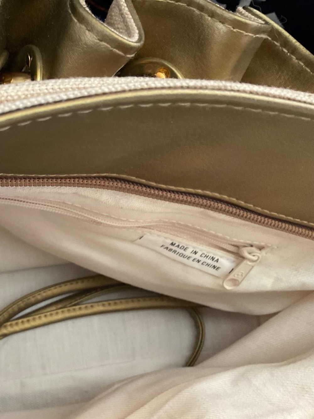PURSE . VINTAGE  GENTLY USED - Picture 5 of 5